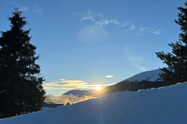 Sonnenuntergang in verschneiter Landschaft in den Bergen